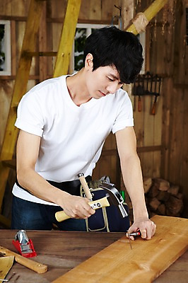 포토 JPG 스튜디오촬영 나무 직업 라이프스타일 남자 가구 재료 사다리 창문 탁자 실내 한명 서기 들기 사람 동양인 20대 성인 목재 한국인 도구 공구 작업 못 작업실 작업장 망치 목수 창업 목공예 작업도구 펜치 작업주머니 가구공방 DIY 망치질 재단 사포 못질 남자만 남자한명만 성인남자만 청년만 청년남자만 청년남자한명만 성인한명만 성인남자한명만 성인만 국내포토 식물 1 산업 생활용품 모션 인종 청년 취미 내부 생활 공예 자영업 파일형식