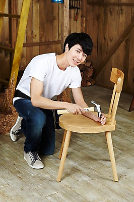 포토 JPG 스튜디오촬영 전신 나무 직업 라이프스타일 남자 가구 의자 사다리 실내 한명 미소 웃음 사람 동양인 20대 성인 목재 한국인 도구 공구 작업 못 작업실 작업장 망치 무릎꿇기 목수 창업 목공예 작업도구 작업주머니 가구공방 DIY 망치질 못질 남자만 남자한명만 성인남자만 청년만 청년남자만 청년남자한명만 성인한명만 성인남자한명만 성인만 국내포토 식물 1 산업 생활용품 재료 모션 표정 인종 청년 취미 내부 생활 공예 자영업 파일형식