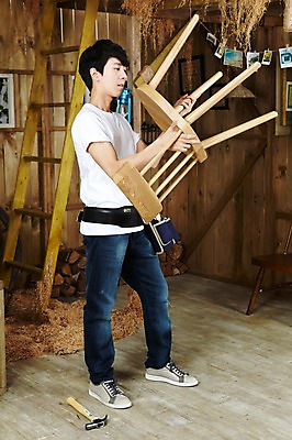 포토 JPG 스튜디오촬영 전신 나무 직업 라이프스타일 남자 가구 액자 의자 사다리 창문 실내 한명 서기 들기 사람 동양인 20대 성인 목재 옆모습 한국인 도구 공구 램프 작업 못 작업실 작업장 망치 목수 창업 목공예 작업도구 작업주머니 가구공방 DIY 기념사진 남자만 남자한명만 성인남자만 청년만 청년남자만 청년남자한명만 성인한명만 성인남자한명만 성인만 국내포토 식물 1 산업 뷰포인트 생활용품 재료 모션 조명 인종 청년 취미 내부 생활 공예 자영업 파일형식