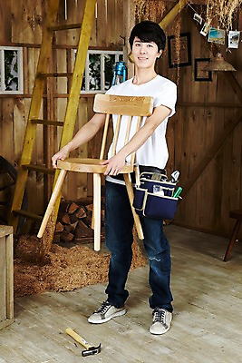 포토 JPG 스튜디오촬영 전신 나무 직업 라이프스타일 남자 가구 액자 의자 사다리 창문 실내 한명 서기 미소 웃음 들기 사람 동양인 20대 성인 목재 앞모습 한국인 도구 공구 램프 작업 못 작업실 작업장 망치 목수 창업 목공예 작업도구 작업주머니 가구공방 DIY 기념사진 남자만 남자한명만 성인남자만 청년만 청년남자만 청년남자한명만 성인한명만 성인남자한명만 성인만 국내포토 식물 1 산업 뷰포인트 생활용품 재료 모션 조명 표정 인종 청년 취미 내부 생활 공예 자영업 파일형식