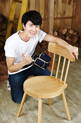 포토 JPG 스튜디오촬영 전신 나무 직업 라이프스타일 남자 가구 의자 사다리 실내 한명 미소 웃음 사람 동양인 손짓 20대 성인 목재 앞모습 한국인 도구 공구 최고 작업 작업실 작업장 무릎꿇기 목수 창업 목공예 작업도구 작업주머니 가구공방 DIY 기념사진 남자만 남자한명만 성인남자만 청년만 청년남자만 청년남자한명만 성인한명만 성인남자한명만 성인만 국내포토 식물 1 산업 뷰포인트 생활용품 재료 모션 표정 인종 청년 취미 내부 생활 공예 자영업 파일형식