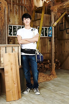 포토 JPG 스튜디오촬영 전신 나무 직업 라이프스타일 남자 액자 사다리 창문 실내 한명 서기 들기 사람 동양인 20대 성인 목재 앞모습 팔짱 한국인 도구 공구 램프 작업 작업실 작업장 망치 목수 창업 목공예 작업도구 작업주머니 가구공방 DIY 남자만 남자한명만 성인남자만 청년만 청년남자만 청년남자한명만 성인한명만 성인남자한명만 성인만 국내포토 식물 1 산업 뷰포인트 재료 모션 조명 인종 청년 취미 내부 생활 공예 자영업 파일형식