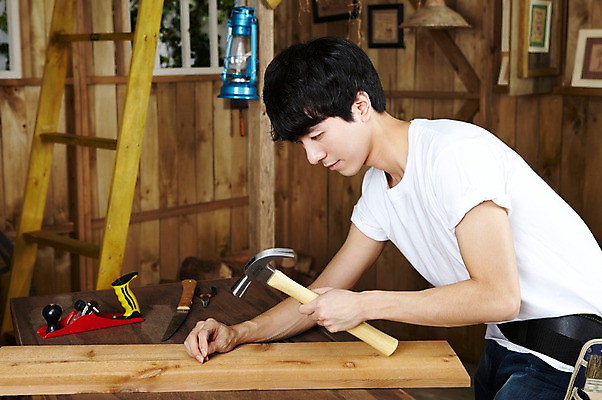 포토 JPG 스튜디오촬영 나무 직업 라이프스타일 남자 액자 사다리 창문 탁자 실내 한명 들기 사람 동양인 20대 성인 목재 옆모습 페인트 한국인 도구 공구 램프 작업 못 작업실 작업장 망치 목수 창업 페인트통 목공예 작업도구 톱 펜치 작업주머니 가구공방 DIY 망치질 못질 남자만 남자한명만 성인남자만 청년만 청년남자만 청년남자한명만 성인한명만 성인남자한명만 성인만 국내포토 식물 1 산업 뷰포인트 가구 재료 모션 조명 통 인종 청년 취미 내부 생활 공예 자영업 파일형식