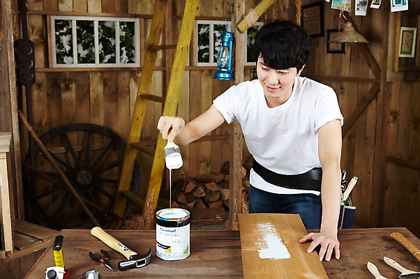 포토 JPG 스튜디오촬영 나무 직업 라이프스타일 남자 액자 사다리 창문 탁자 실내 한명 들기 사람 동양인 20대 성인 목재 앞모습 페인트 한국인 도구 공구 램프 붓 작업 바퀴 색칠 칠 페인트칠 작업실 작업장 망치 목수 창업 페인트통 페인트붓 목공예 작업도구 펜치 작업주머니 가구공방 DIY 기념사진 남자만 남자한명만 성인남자만 청년만 청년남자만 청년남자한명만 성인한명만 성인남자한명만 성인만 국내포토 식물 1 산업 뷰포인트 가구 재료 모션 페인팅 조명 통 인종 청년 취미 내부 생활 공예 자영업 파일형식