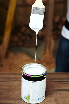 포토 JPG 스튜디오촬영 페인팅 실내 사람없음 아웃포커스 페인트 도구 공구 붓 작업실 오브젝트 페인트통 페인트붓 작업도구 DIY 국내포토 촬영기법 통 취미 내부 파일형식