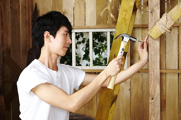 포토 JPG 스튜디오촬영 직업 라이프스타일 남자 사다리 창문 실내 한명 들기 사람 동양인 상반신 20대 성인 옆모습 아웃포커스 한국인 도구 공구 작업 못 작업실 작업장 망치 목수 창업 목공예 가구공방 DIY 망치질 못질 남자만 남자한명만 성인남자만 청년만 청년남자만 청년남자한명만 성인한명만 성인남자한명만 성인만 국내포토 1 산업 뷰포인트 모션 촬영기법 인종 청년 취미 내부 생활 공예 자영업 파일형식