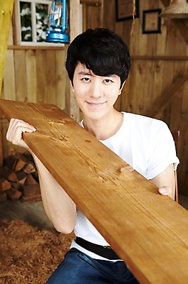 포토 JPG 스튜디오촬영 나무 직업 라이프스타일 남자 액자 재료 창문 실내 한명 미소 웃음 들기 사람 동양인 20대 성인 목재 앞모습 한국인 작업 작업실 작업장 목수 창업 목공예 가구공방 DIY 남자만 남자한명만 성인남자만 청년만 청년남자만 청년남자한명만 성인한명만 성인남자한명만 성인만 국내포토 식물 1 산업 뷰포인트 모션 표정 인종 청년 취미 내부 생활 공예 자영업 파일형식