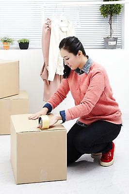 포토 JPG 스튜디오촬영 전신 식물 직업 라이프스타일 옷 여자 화분 포장 CEO 창문 모바일 실내 한명 사람 앉기 동양인 20대 성인 상자 한국인 블라인드 옷걸이 쇼핑몰 배송 택배 창업 테이프 온라인쇼핑 모바일쇼핑 박스포장 온라인쇼핑몰 여자만 여자한명만 성인여자만 청년만 청년여자만 성인한명만 청년여자한명만 성인여자한명만 성인만 국내포토 1 비즈니스 모션 문구용품 인종 청년 내부 생활 쇼핑 운송업 커튼 자영업 온라인 파일형식