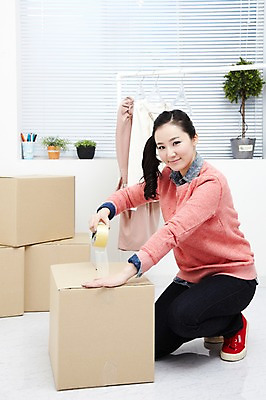 포토 JPG 스튜디오촬영 전신 식물 직업 라이프스타일 옷 여자 화분 포장 CEO 창문 모바일 실내 한명 미소 웃음 사람 앉기 동양인 20대 성인 상자 한국인 블라인드 옷걸이 쇼핑몰 배송 택배 창업 테이프 온라인쇼핑 모바일쇼핑 박스포장 온라인쇼핑몰 여자만 여자한명만 성인여자만 청년만 청년여자만 성인한명만 청년여자한명만 성인여자한명만 성인만 국내포토 1 비즈니스 모션 문구용품 표정 인종 청년 내부 생활 쇼핑 운송업 커튼 자영업 온라인 파일형식