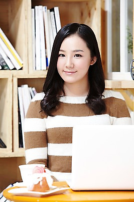 포토 JPG 스튜디오촬영 라이프스타일 여자 커피 음료 음식 탁자 잔 책장 실내 한명 미소 웃음 사람 동양인 상반신 20대 성인 앞모습 책 컵 노트북 컴퓨터 케이크 식당 카페 한국인 평가 맛집 리뷰 블로거 파워블로거 여자만 여자한명만 성인여자만 청년만 청년여자만 성인한명만 청년여자한명만 성인여자한명만 성인만 1인미디어 국내포토 1 식기 뷰포인트 가구 디저트 표정 인종 청년 내부 생활 전자제품 상점 방송 파일형식