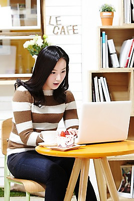 포토 JPG 스튜디오촬영 식물 라이프스타일 응시 여자 화분 커피 음료 음식 의자 창문 탁자 잔 책장 실내 한명 사람 앉기 동양인 20대 성인 책 컵 노트북 컴퓨터 케이크 식당 카페 한국인 타이핑 평가 맛집 리뷰 블로거 안식처 파워블로거 여자만 여자한명만 성인여자만 청년만 청년여자만 성인한명만 청년여자한명만 성인여자한명만 성인만 1인미디어 국내포토 1 식기 시선 가구 모션 휴식 디저트 인종 청년 내부 생활 전자제품 상점 방송 파일형식