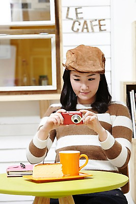 포토 JPG 스튜디오촬영 모자 라이프스타일 여자 커피 음료 음식 창문 탁자 잔 실내 한명 들기 사람 앉기 동양인 20대 성인 컵 펜 카메라 케이크 식당 다이어리 사진촬영 촬영 카페 한국인 머그컵 평가 맛집 리뷰 블로거 파워블로거 여자만 여자한명만 성인여자만 청년만 청년여자만 성인한명만 청년여자한명만 성인여자한명만 성인만 1인미디어 국내포토 1 식기 잡화 가구 모션 디저트 인종 청년 내부 생활 전자제품 필기구 상점 사무용품 방송 파일형식