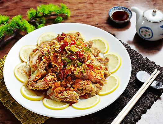 포토 JPG 식물 그릇 식기 접시 음식 조각 외국문화 과일 젓가락 식탁 탁자 주전자 중국문화 실내 육류 요리 사람없음 장식 중식 식당 식사 치킨 닭고기 식탁보 소나무 레몬 간장 종지 중국집 유린기 국내포토 나무 동양문화 문화 가구 식재료 주방용품 수저 내부 상점 양념 닭고기요리 파일형식