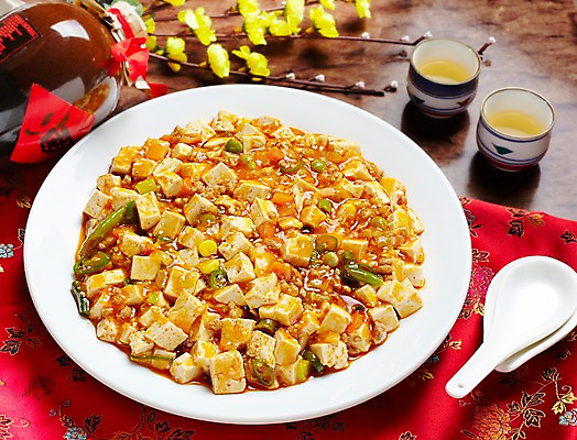 포토 JPG 식물 그릇 식기 접시 꽃 음식 외국문화 식탁 탁자 술병 잔 콩 중국문화 수저 실내 옥수수 요리 사람없음 장식 컵 중식 식당 숟가락 식사 식탁보 차 병 찻잔 개나리 완두콩 두부 중국집 마파두부 국내포토 동양문화 문화 음료 가구 병_용기 곡류 주류 내부 상점 파일형식