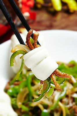 포토 JPG 그릇 식기 접시 음식 외국문화 채소 젓가락 피망 중국문화 실내 육류 요리 근접촬영 사람없음 아웃포커스 중식 식당 식사 중국집 고추잡채 꽃빵 국내포토 동양문화 문화 빵 뷰포인트 식재료 촬영기법 수저 내부 상점 잡채 파일형식