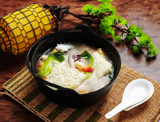 포토 JPG 식물 그릇 식기 접시 음식 채소 식탁 탁자 조명 실내 요리 사람없음 장식 중식 숟가락 식사 해물요리 식탁보 소나무 냄비 해산물 탕 청경채 중국집 누룽지 누룽지탕 해물누룽지탕 국내포토 나무 가구 수저 내부 상점 솥 파일형식