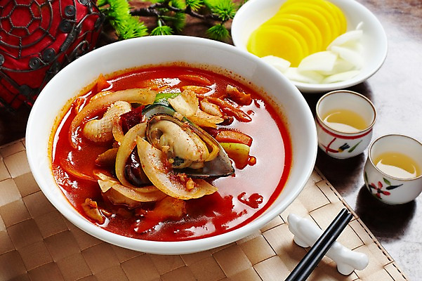 포토 JPG 그릇 음식 채소 젓가락 탁자 양파 조개 오이 중국문화 실내 요리 사람없음 장식 컵 중식 식당 식사 해물요리 면류 해산물 오징어 단무지 국물 짬뽕 삼선짬뽕 국내포토 동양문화 식기 외국문화 가구 어패류 연체동물 수저 내부 상점 수중동물 파일형식