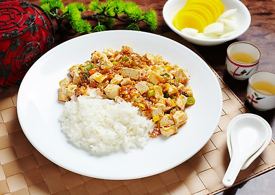 포토 JPG 나무 식물 그릇 식기 음식 외국문화 채소 식탁 탁자 양파 조명 잔 콩 중국문화 수저 실내 옥수수 요리 사람없음 장식 컵 중식 식당 숟가락 식사 식탁보 소나무 차 찻잔 완두콩 덮밥 단무지 두부 중국집 마파두부 마파두부밥 국내포토 동양문화 문화 음료 가구 밥 곡류 내부 상점 파일형식