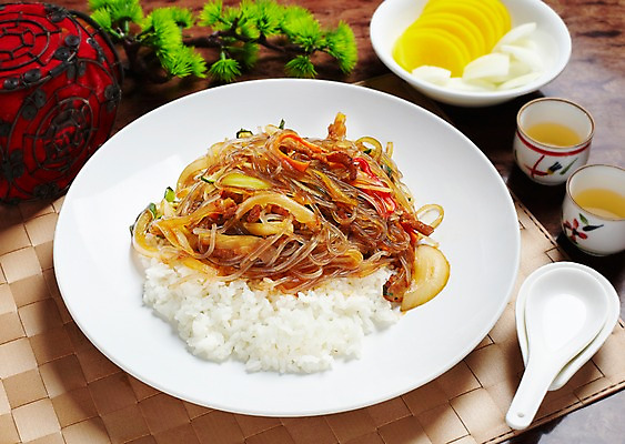 포토 JPG 나무 식물 그릇 식기 음식 외국문화 채소 식탁 탁자 양파 조명 잔 중국문화 수저 실내 요리 사람없음 장식 컵 중식 식당 숟가락 식사 식탁보 소나무 면류 찻잔 덮밥 단무지 중국집 잡채 잡채덮밥 잡채밥 국내포토 동양문화 문화 가구 밥 내부 상점 파일형식