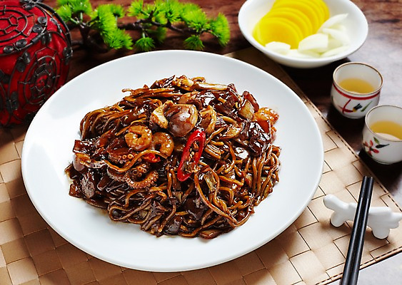 포토 JPG 그릇 식기 음식 젓가락 식탁 탁자 양파 조명 잔 새우 중국문화 실내 요리 사람없음 장식 컵 중식 식당 식사 식탁보 면류 짜장면 찻잔 해산물 단무지 쟁반짜장 국내포토 동양문화 외국문화 가구 채소 수저 갑각류 내부 상점 파일형식