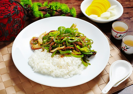 포토 JPG 나무 식물 그릇 식기 음식 외국문화 채소 고추 식탁 탁자 양파 피망 조명 잔 중국문화 수저 실내 육류 요리 사람없음 장식 컵 중식 식당 숟가락 식사 식탁보 소나무 차 찻잔 덮밥 단무지 중국집 고추잡채덮밥 고추잡채밥 국내포토 동양문화 문화 음료 가구 식재료 밥 내부 상점 파일형식