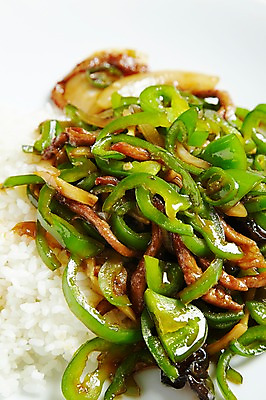 포토 JPG 그릇 식기 음식 외국문화 채소 피망 중국문화 실내 육류 요리 근접촬영 사람없음 중식 식당 식사 덮밥 단무지 중국집 고추잡채덮밥 고추잡채밥 국내포토 동양문화 문화 뷰포인트 식재료 밥 내부 상점 파일형식