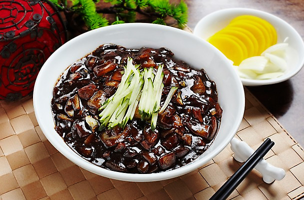 포토 JPG 나무 식물 그릇 식기 음식 외국문화 채소 젓가락 식탁 탁자 양파 조명 오이 중국문화 실내 요리 사람없음 장식 중식 식당 식사 식탁보 소나무 면류 면 짜장면 단무지 중국집 옛날짜장면 국내포토 동양문화 문화 가구 수저 내부 상점 파일형식