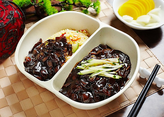 포토 JPG 나무 식물 그릇 식기 음식 외국문화 채소 젓가락 식탁 탁자 양파 조명 오이 중국문화 실내 요리 사람없음 장식 중식 식당 식사 식탁보 소나무 면류 면 양념 짜장면 단무지 볶음밥 중국집 볶짜면 국내포토 동양문화 문화 가구 수저 내부 상점 파일형식