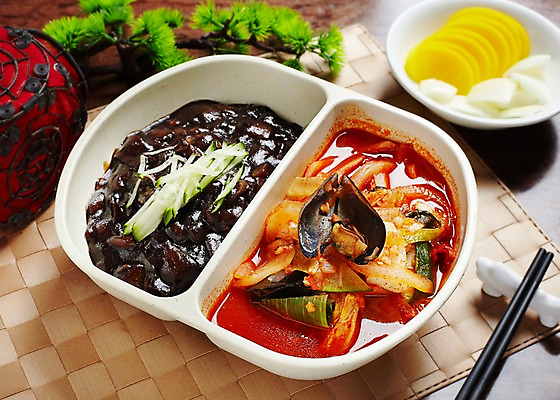 포토 JPG 나무 식물 그릇 식기 음식 외국문화 채소 젓가락 식탁 탁자 양파 조명 오이 중국문화 실내 요리 사람없음 장식 중식 식당 식사 식탁보 소나무 면류 면 짜장면 단무지 짬뽕 중국집 짬짜면 국내포토 동양문화 문화 가구 수저 내부 상점 파일형식