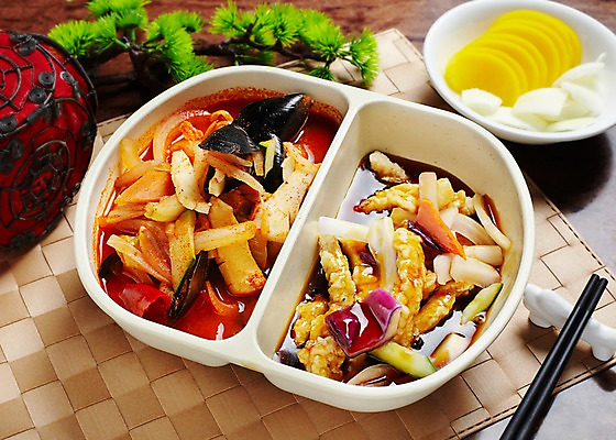 포토 JPG 나무 식물 그릇 식기 음식 외국문화 채소 젓가락 식탁 탁자 양파 조명 중국문화 실내 육류 요리 사람없음 장식 중식 식당 식사 식탁보 소나무 면류 단무지 탕수육 짬뽕 중국집 탕짬면 국내포토 동양문화 문화 가구 식재료 수저 내부 상점 파일형식