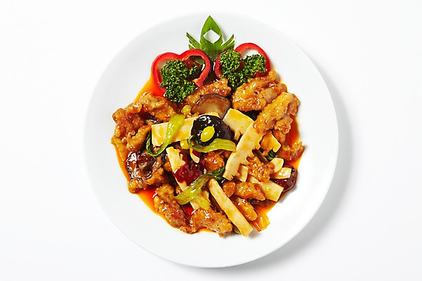 포토 JPG 그릇 식기 접시 음식 외국문화 채소 피망 중국문화 실내 파슬리 육류 요리 사람없음 장식 중식 식사 닭고기 버섯 표고버섯 죽순 라조기 국내포토 동양문화 문화 식재료 내부 파일형식