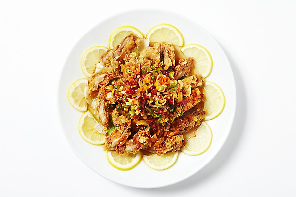 포토 JPG 그릇 식기 접시 음식 조각 외국문화 과일 중국문화 실내 육류 요리 사람없음 장식 중식 식당 식사 치킨 닭고기 레몬 중국집 유린기 국내포토 동양문화 문화 식재료 내부 상점 닭고기요리 파일형식