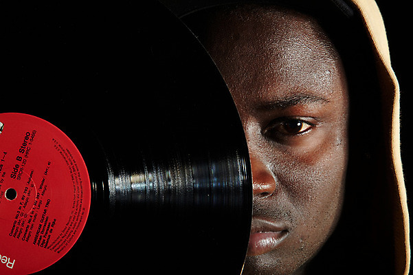 포토 JPG 해외기획촬영 2011년태국 패션 남자 얼굴 음악 흑인 검은배경 힙합 한명 사람 근접촬영 20대 성인 앞모습 신체부위 레코드 음반 열정 후드티셔츠 남자만 남자한명만 성인남자만 청년만 청년남자만 청년남자한명만 성인한명만 성인남자한명만 성인만 국내포토 서양인 1 감정 뷰포인트 백그라운드 티셔츠 문화예술 청년 검은색 파일형식