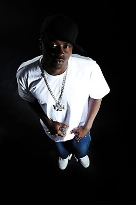 포토 JPG 전신 서양인 외국인 해외기획촬영 모자 잡화 2011년태국 패션 남자 포즈 흑인 운동화 목걸이 노래 모션 검은배경 힙합 한명 서기 들기 사람 20대 성인 앞모습 캐주얼 하이앵글 가수 올려보기 청바지 마이크 열정 남자만 남자한명만 성인남자만 청년만 청년남자만 청년남자한명만 성인한명만 성인남자한명만 성인만 국내포토 1 옷 감정 음악 뷰포인트 음향기기 백그라운드 신발 장신구 바지 인종 청년 검은색 음악가 파일형식