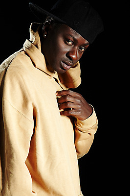 포토 JPG 서양인 외국인 해외기획촬영 모자 잡화 2011년태국 패션 남자 포즈 흑인 모션 검은배경 힙합 한명 사람 상반신 20대 성인 옆모습 캐주얼 열정 후드티셔츠 남자만 남자한명만 성인남자만 청년만 청년남자만 청년남자한명만 성인한명만 성인남자한명만 성인만 국내포토 1 옷 감정 음악 뷰포인트 백그라운드 티셔츠 인종 청년 검은색 파일형식