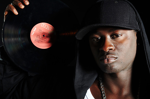 포토 JPG 해외기획촬영 모자 잡화 2011년태국 패션 남자 음악 흑인 목걸이 검은배경 힙합 한명 들기 사람 상반신 20대 성인 앞모습 캐주얼 레코드 음반 열정 후드집업 남자만 남자한명만 성인남자만 청년만 청년남자만 청년남자한명만 성인한명만 성인남자한명만 성인만 국내포토 서양인 1 옷 감정 뷰포인트 백그라운드 장신구 모션 문화예술 청년 검은색 겉옷 파일형식