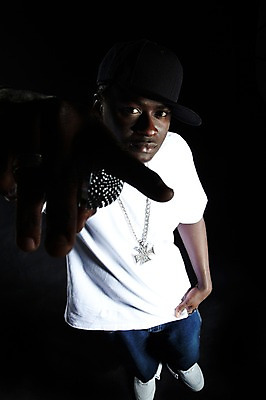 포토 JPG 전신 서양인 외국인 해외기획촬영 모자 잡화 2011년태국 패션 남자 포즈 흑인 운동화 목걸이 노래 모션 검은배경 힙합 한명 서기 들기 사람 손짓 20대 성인 앞모습 캐주얼 하이앵글 가수 올려보기 청바지 마이크 열정 남자만 남자한명만 성인남자만 청년만 청년남자만 청년남자한명만 성인한명만 성인남자한명만 성인만 국내포토 1 옷 감정 음악 뷰포인트 음향기기 백그라운드 신발 장신구 바지 인종 청년 검은색 음악가 파일형식