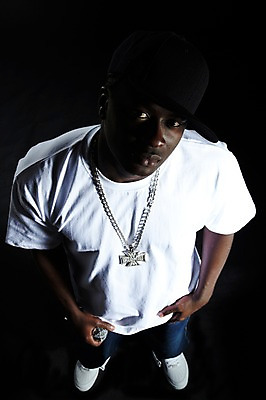 포토 JPG 전신 서양인 외국인 해외기획촬영 모자 잡화 2011년태국 패션 남자 포즈 흑인 운동화 목걸이 노래 모션 검은배경 힙합 한명 서기 들기 사람 20대 성인 앞모습 캐주얼 하이앵글 가수 올려보기 청바지 마이크 열정 남자만 남자한명만 성인남자만 청년만 청년남자만 청년남자한명만 성인한명만 성인남자한명만 성인만 국내포토 1 옷 감정 음악 뷰포인트 음향기기 백그라운드 신발 장신구 바지 인종 청년 검은색 음악가 파일형식