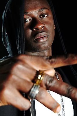 포토 JPG 서양인 외국인 해외기획촬영 2011년태국 패션 남자 포즈 흑인 목걸이 모션 검은배경 힙합 한명 사람 손짓 근접촬영 상반신 20대 성인 앞모습 아웃포커스 캐주얼 반지 열정 후드집업 남자만 남자한명만 성인남자만 청년만 청년남자만 청년남자한명만 성인한명만 성인남자한명만 성인만 국내포토 1 옷 감정 음악 뷰포인트 백그라운드 장신구 촬영기법 인종 청년 검은색 겉옷 파일형식