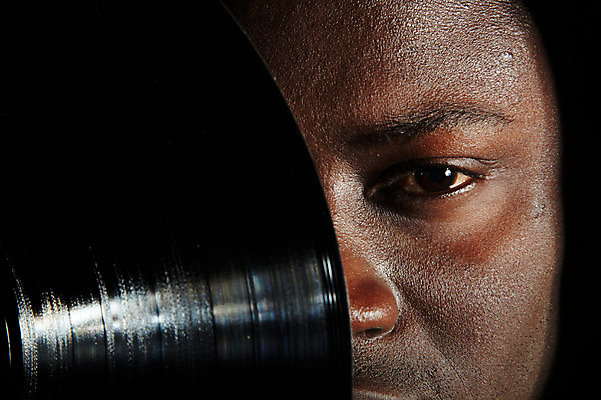 포토 JPG 해외기획촬영 2011년태국 패션 남자 얼굴 음악 흑인 검은배경 힙합 한명 사람 근접촬영 20대 성인 앞모습 신체부위 레코드 음반 열정 남자만 남자한명만 성인남자만 청년만 청년남자만 청년남자한명만 성인한명만 성인남자한명만 성인만 국내포토 서양인 1 감정 뷰포인트 백그라운드 문화예술 청년 검은색 파일형식