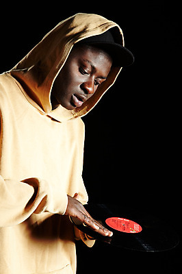 포토 JPG 해외기획촬영 모자 잡화 2011년태국 패션 남자 음악 흑인 검은배경 힙합 한명 들기 사람 상반신 20대 성인 옆모습 캐주얼 레코드 음반 열정 후드티셔츠 남자만 남자한명만 성인남자만 청년만 청년남자만 청년남자한명만 성인한명만 성인남자한명만 성인만 국내포토 서양인 1 옷 감정 뷰포인트 백그라운드 티셔츠 모션 문화예술 청년 검은색 파일형식