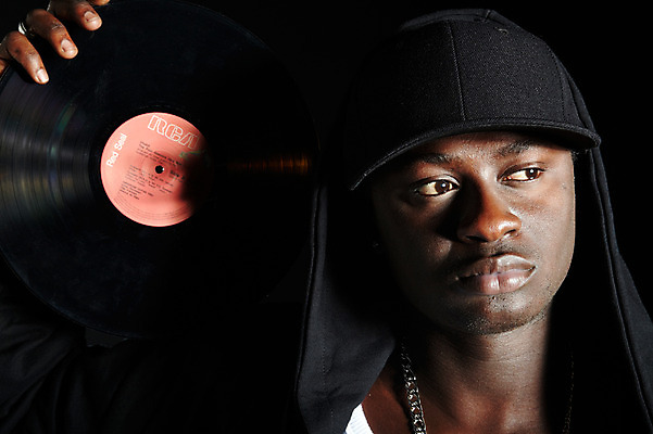 포토 JPG 해외기획촬영 모자 응시 잡화 2011년태국 패션 남자 음악 흑인 목걸이 검은배경 힙합 한명 들기 사람 상반신 20대 성인 앞모습 캐주얼 레코드 음반 열정 후드집업 남자만 남자한명만 성인남자만 청년만 청년남자만 청년남자한명만 성인한명만 성인남자한명만 성인만 국내포토 서양인 1 시선 옷 감정 뷰포인트 백그라운드 장신구 모션 문화예술 청년 검은색 겉옷 파일형식