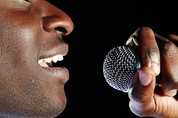 포토 JPG 서양인 외국인 해외기획촬영 손 2011년태국 남자 얼굴 포즈 흑인 신체 노래 모션 검은배경 힙합 한명 들기 사람 근접촬영 20대 성인 옆모습 신체부위 가수 마이크 열정 힙합가수 청년만 성인한명만 성인만 국내포토 1 감정 음악 뷰포인트 음향기기 백그라운드 인종 청년 검은색 음악가 파일형식