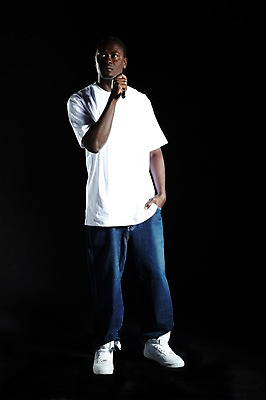 포토 JPG 전신 서양인 외국인 해외기획촬영 응시 2011년태국 패션 남자 포즈 흑인 운동화 노래 모션 검은배경 힙합 한명 서기 들기 사람 20대 성인 앞모습 캐주얼 가수 청바지 레게머리 마이크 열정 남자만 남자한명만 성인남자만 청년만 청년남자만 청년남자한명만 성인한명만 성인남자한명만 성인만 국내포토 1 헤어스타일 시선 옷 감정 음악 뷰포인트 음향기기 백그라운드 신발 바지 인종 청년 검은색 음악가 파일형식