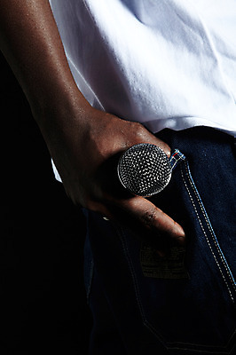 포토 JPG 서양인 외국인 해외기획촬영 손 2011년태국 패션 남자 포즈 흑인 신체 모션 검은배경 힙합 한명 들기 사람 20대 성인 옆모습 신체부위 캐주얼 가수 청바지 마이크 열정 청년만 성인한명만 성인만 국내포토 1 옷 감정 음악 뷰포인트 음향기기 백그라운드 바지 인종 청년 검은색 음악가 파일형식