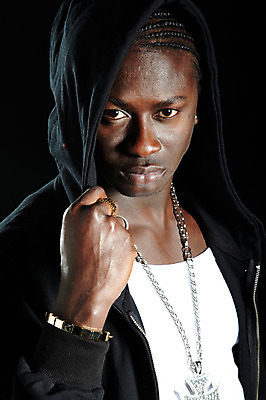 포토 JPG 서양인 외국인 해외기획촬영 2011년태국 패션 남자 포즈 흑인 목걸이 팔찌 모션 검은배경 힙합 한명 사람 상반신 20대 성인 앞모습 캐주얼 반지 레게머리 열정 후드집업 남자만 남자한명만 성인남자만 청년만 청년남자만 청년남자한명만 성인한명만 성인남자한명만 성인만 국내포토 1 헤어스타일 옷 감정 음악 뷰포인트 백그라운드 장신구 인종 청년 검은색 겉옷 파일형식