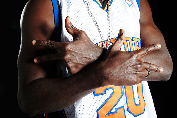 포토 JPG 서양인 외국인 해외기획촬영 손 2011년태국 패션 남자 포즈 흑인 신체 목걸이 모션 검은배경 힙합 한명 사람 손짓 상반신 20대 성인 앞모습 신체부위 캐주얼 반지 열정 청년만 성인한명만 성인만 국내포토 1 옷 감정 음악 뷰포인트 백그라운드 장신구 인종 청년 검은색 파일형식