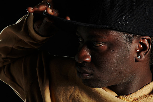 포토 JPG 서양인 외국인 해외기획촬영 모자 응시 잡화 2011년태국 패션 남자 포즈 흑인 모션 검은배경 힙합 한명 사람 근접촬영 상반신 20대 성인 캐주얼 열정 후드티셔츠 남자만 남자한명만 성인남자만 청년만 청년남자만 청년남자한명만 성인한명만 성인남자한명만 성인만 국내포토 1 시선 옷 감정 음악 뷰포인트 백그라운드 티셔츠 인종 청년 검은색 파일형식