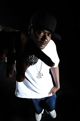 포토 JPG 전신 서양인 외국인 해외기획촬영 모자 잡화 2011년태국 패션 남자 포즈 흑인 운동화 목걸이 노래 모션 검은배경 힙합 한명 서기 들기 사람 손짓 20대 성인 앞모습 캐주얼 하이앵글 가수 올려보기 청바지 마이크 열정 남자만 남자한명만 성인남자만 청년만 청년남자만 청년남자한명만 성인한명만 성인남자한명만 성인만 국내포토 1 옷 감정 음악 뷰포인트 음향기기 백그라운드 신발 장신구 바지 인종 청년 검은색 음악가 파일형식