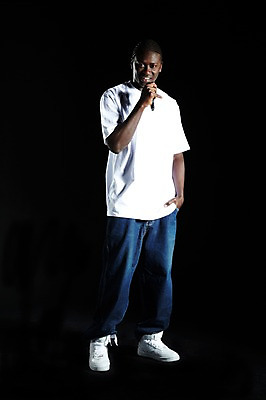 포토 JPG 전신 서양인 외국인 해외기획촬영 2011년태국 패션 남자 포즈 흑인 운동화 노래 모션 검은배경 힙합 한명 서기 미소 웃음 들기 사람 20대 성인 앞모습 캐주얼 가수 청바지 레게머리 마이크 열정 남자만 남자한명만 성인남자만 청년만 청년남자만 청년남자한명만 성인한명만 성인남자한명만 성인만 국내포토 1 헤어스타일 옷 감정 음악 뷰포인트 음향기기 백그라운드 신발 바지 표정 인종 청년 검은색 음악가 파일형식